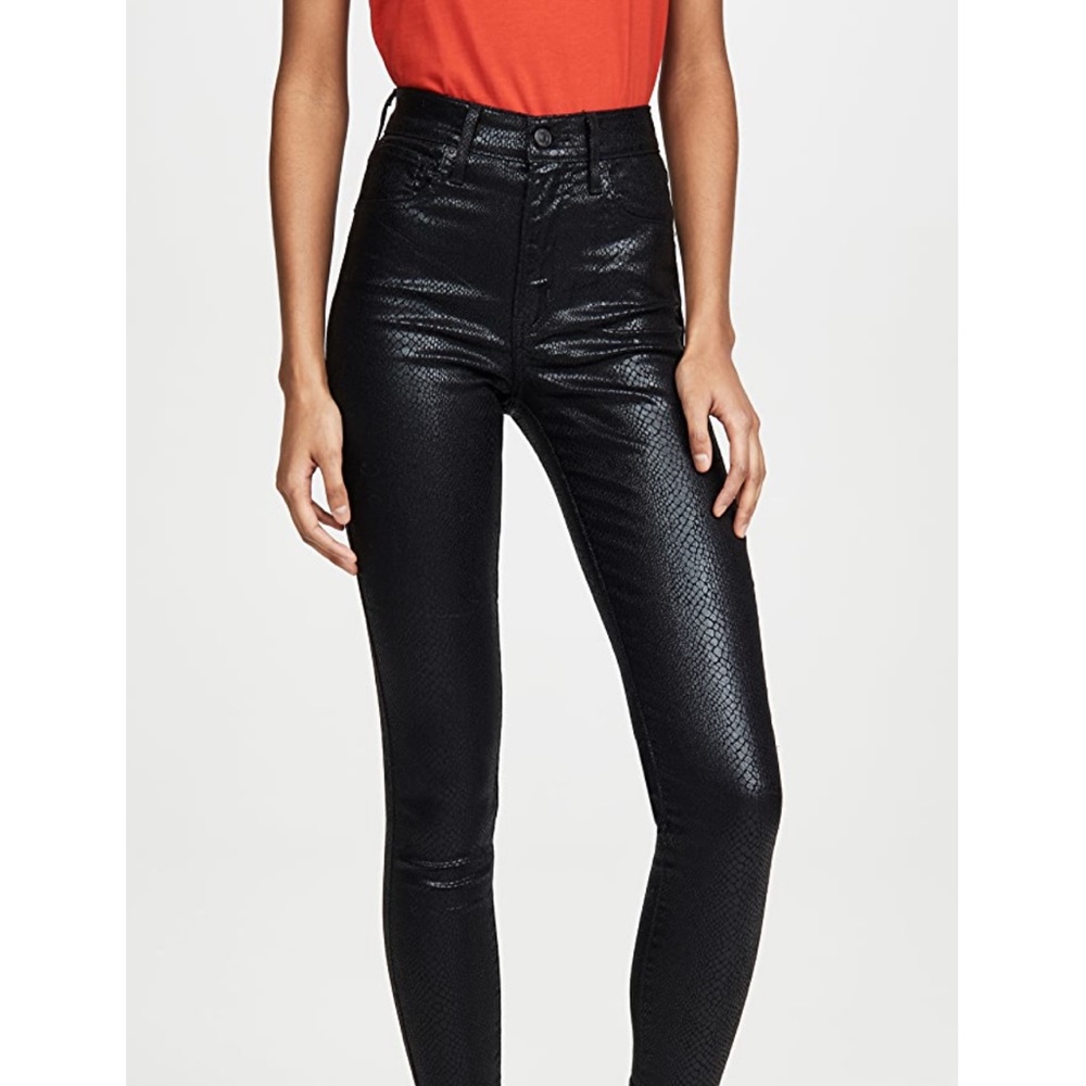 NWOT Levi’s snakeskin coated skinny jeans. Size 27